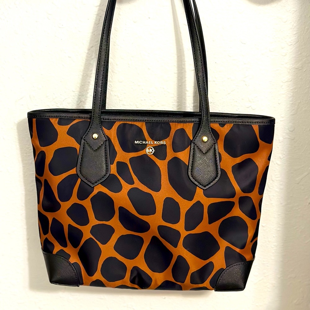 NWOT MICHAEL KORS Eva zip Tote Giraffe Animal Print!
